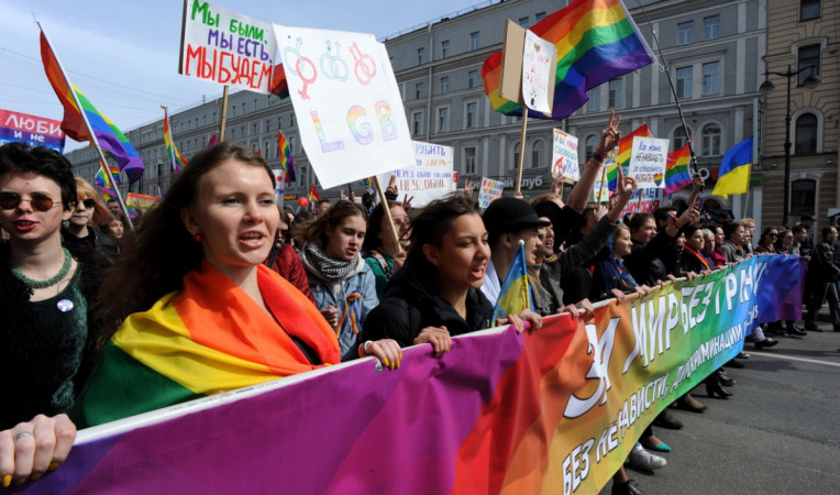 Rusiya polisi LGBTİ mərkəzinə basqın edib