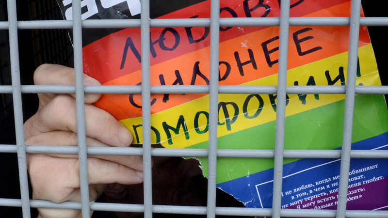 Rusiyada iki tacikistanlı “LGBT təbliğatı” ittihamı ilə deportasiya olunur