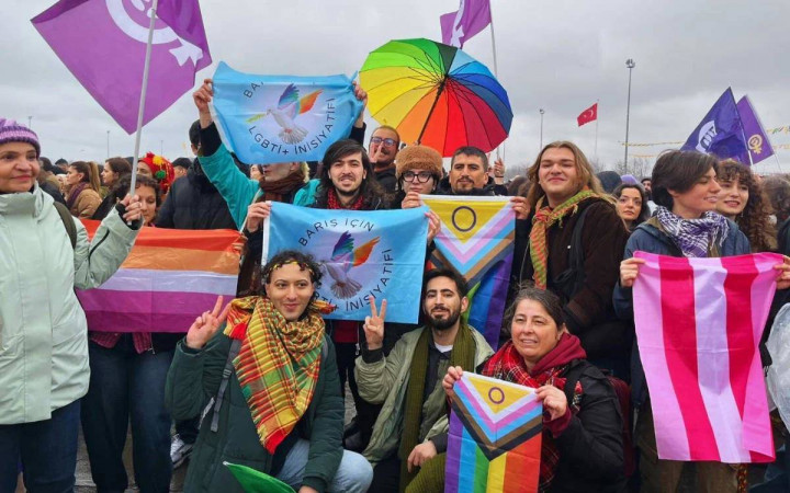 İstanbul Pride yürüşünə polis müdaxilə edib