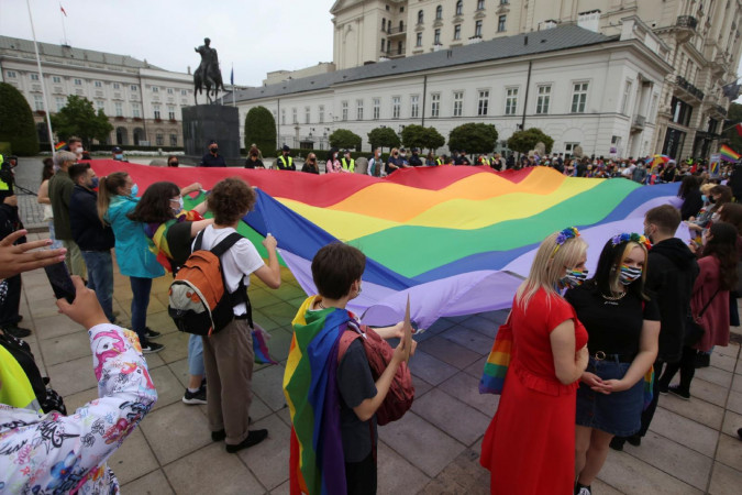 Polşa yepiskopları LGBTQ+ insanları "müalicə etmək" istəyir