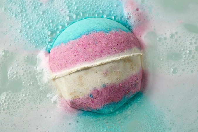 Lush Cosmetics trans bayraqlı vanna bombası yaradıb
