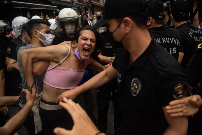 Polis İstanbul Qürur Yürüşünə "vəhşicəsinə hücum" edib