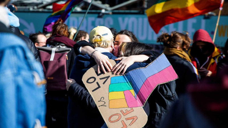 Belçika: kişi sevgilisini öpdüyü üçün döyülüb