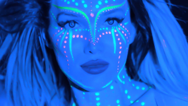 “Art Has No Borders” — trans singer Samira Shah