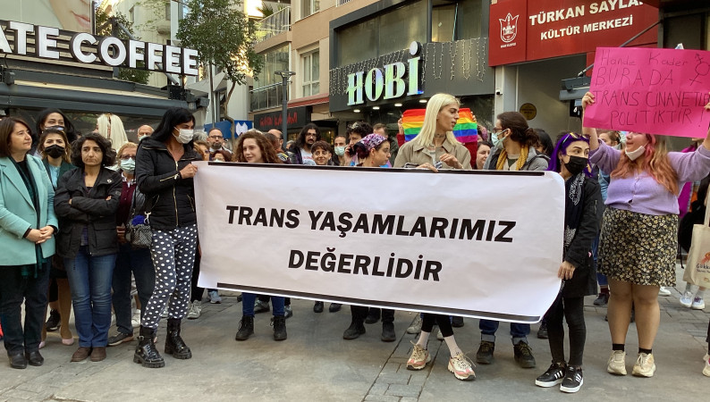 İzmirdə polis trans qadınların evinə gözyaşardıcı qaz sıxıb