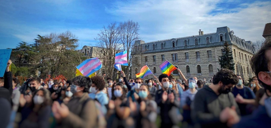 Polis LGBTİ+ bayraqları daşıyan tələbələrə hücum edib